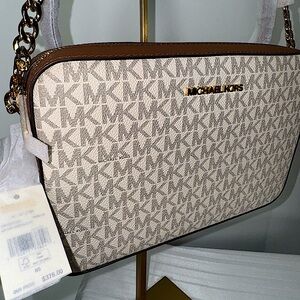 Michael Kors
Vanilla Monogram Large Jet Set
Crossbody Bag